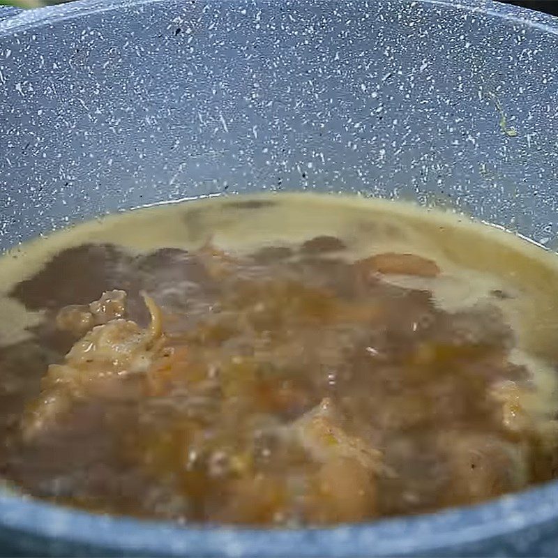 Step 3 Sauté the pork leg Lotus root soup with pork leg