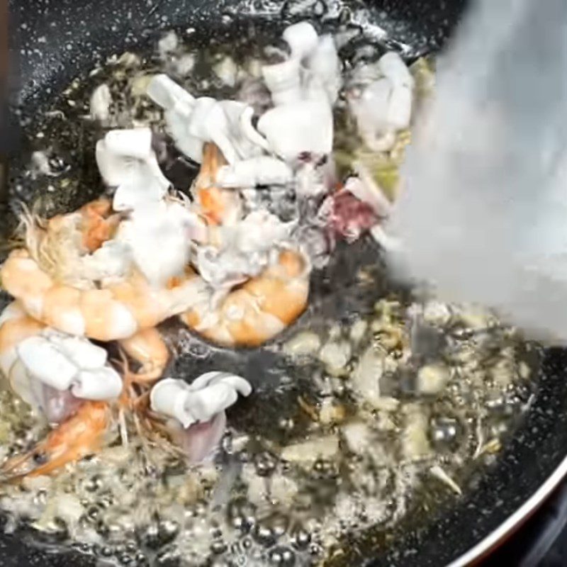 Step 3 Stir-fry shrimp and squid for seafood stir-fried vermicelli