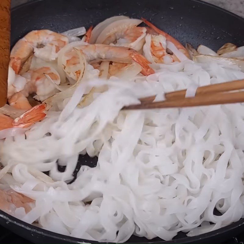 Step 3 Stir-fried shrimp and pan-fried pho Pan-fried shrimp pho