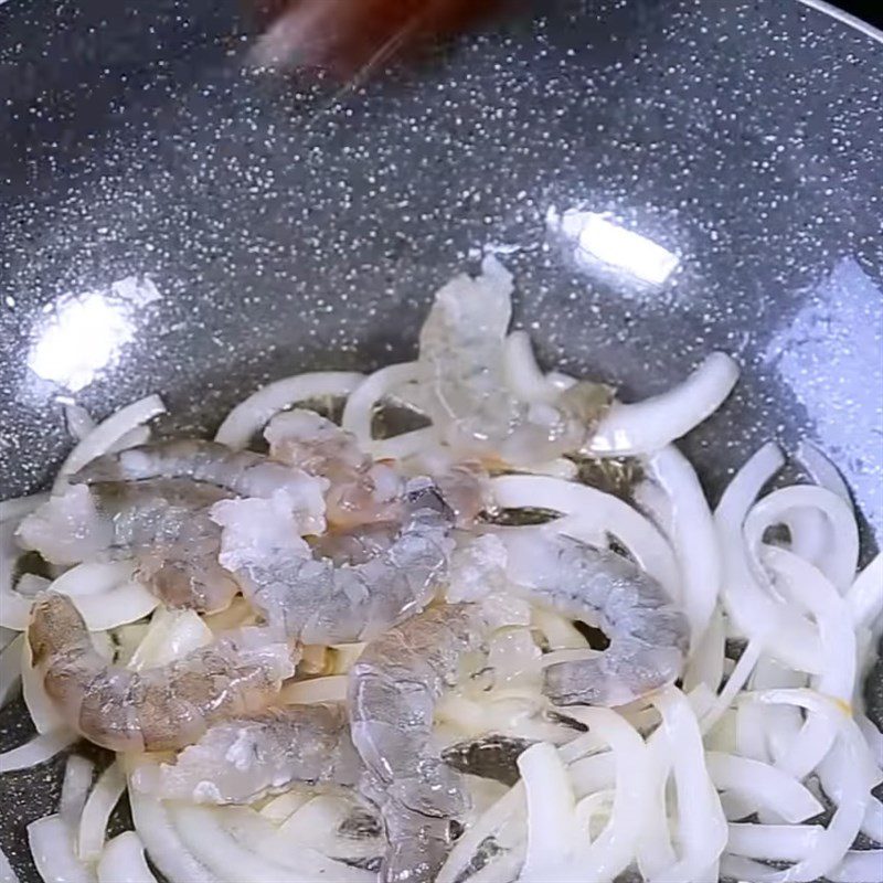 Step 3 Stir-fry shrimp and vegetables Singapore Fried Noodles