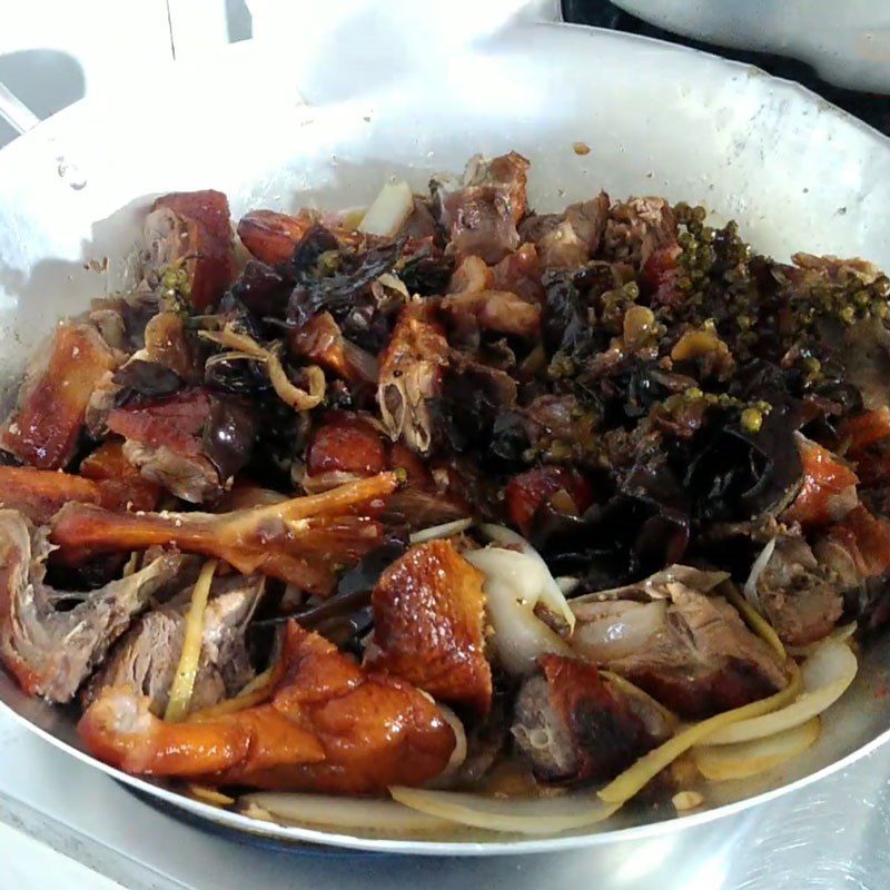 Step 3 Stir-fried roasted duck with pickled mustard greens Roasted duck stir-fried with pickled mustard greens