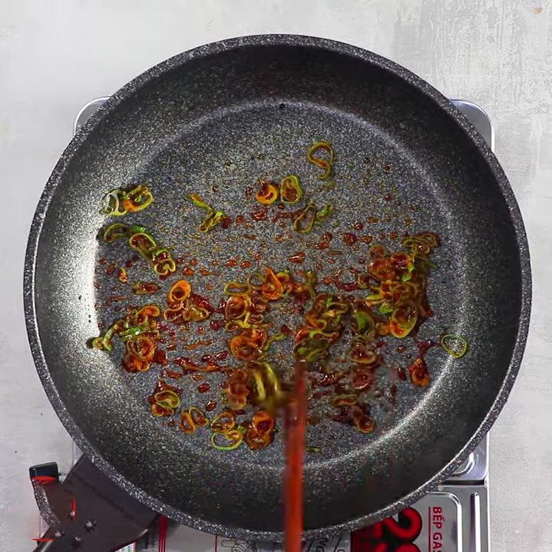 Step 2 Stir-fry sausages and seaweed Stir-fried noodles with sausages and seaweed