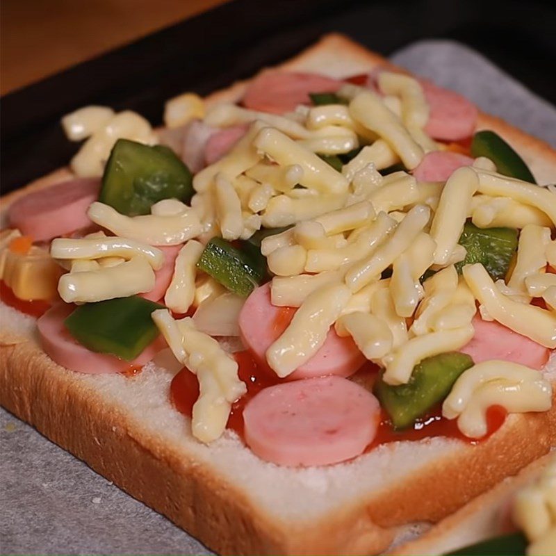 Step 2 Assemble the ingredients on the Sandwich Pizza