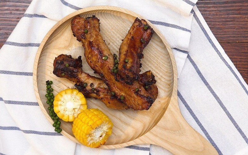 Grilled ribs with green pepper