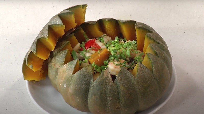 Steamed pumpkin with seafood