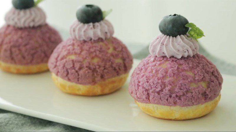 Blueberry cream puff