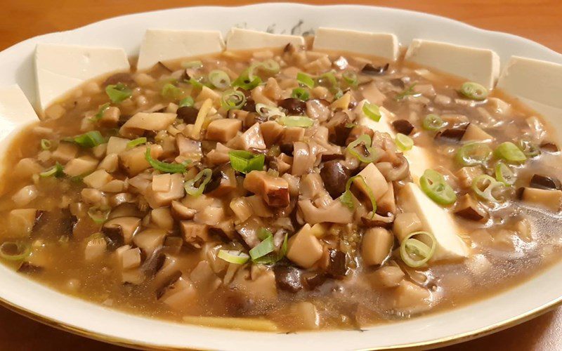 Soft tofu with vegetarian mushroom sauce