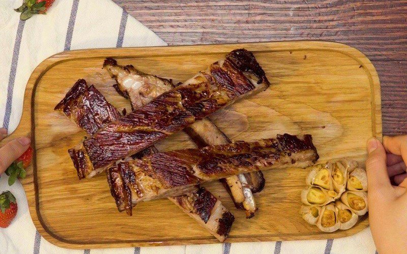 Grilled ribs with strawberry sauce