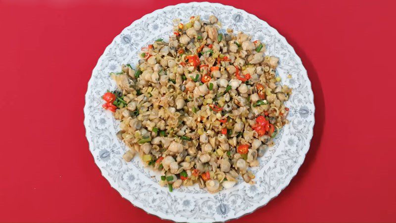 Stir-fried clams with lemongrass and chili