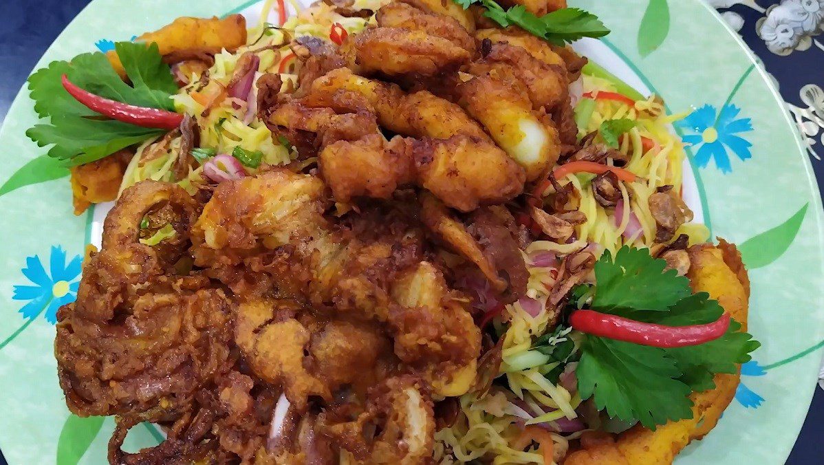 Crispy green mango squid salad