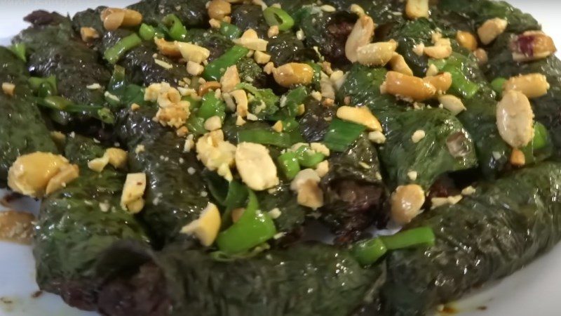 Grilled beef with perilla leaves