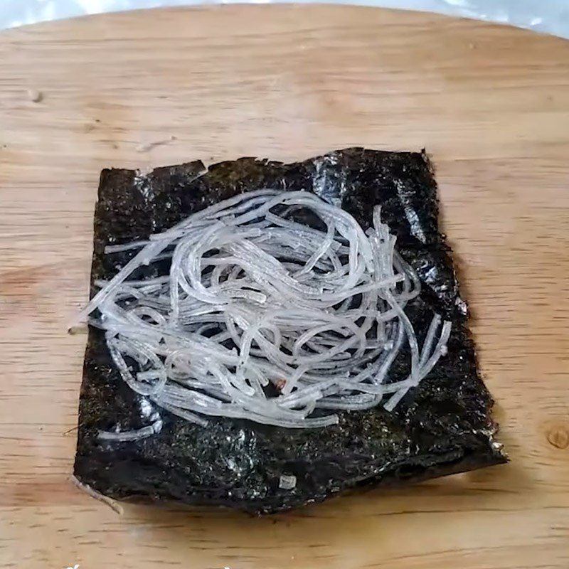 Step 4 Rolling the seaweed noodles vegetarian roll