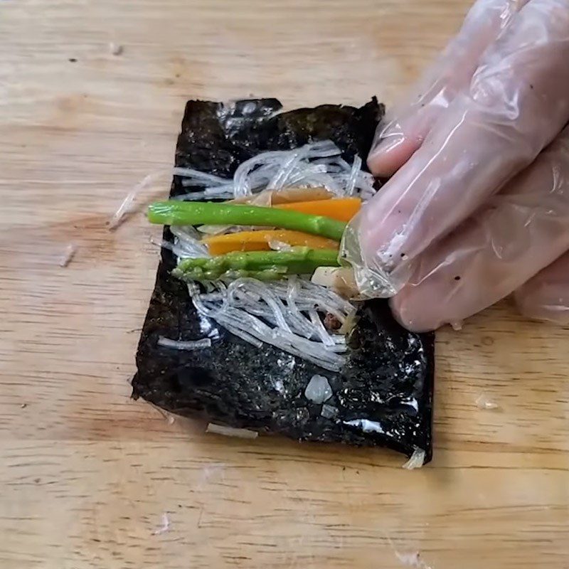 Step 4 Rolling the seaweed noodles vegetarian roll