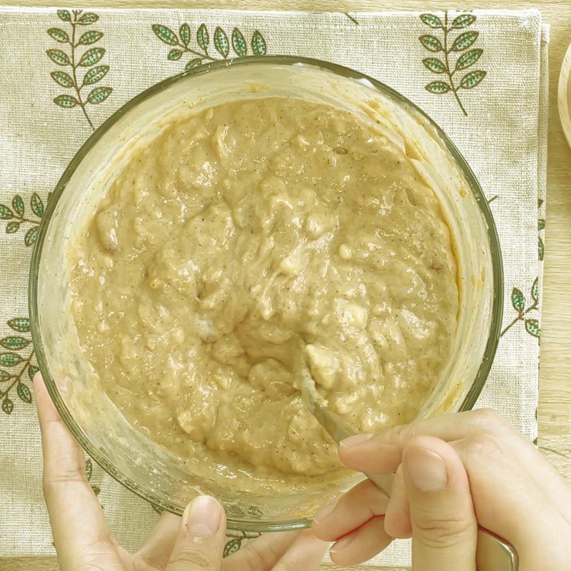 Step 2 Mix the batter for Banana Strawberry Oatmeal Cake using an air fryer