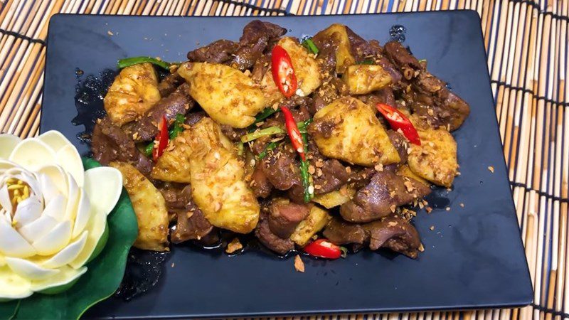 Stir-fried chicken intestines with pineapple (fragrant, pineapple)