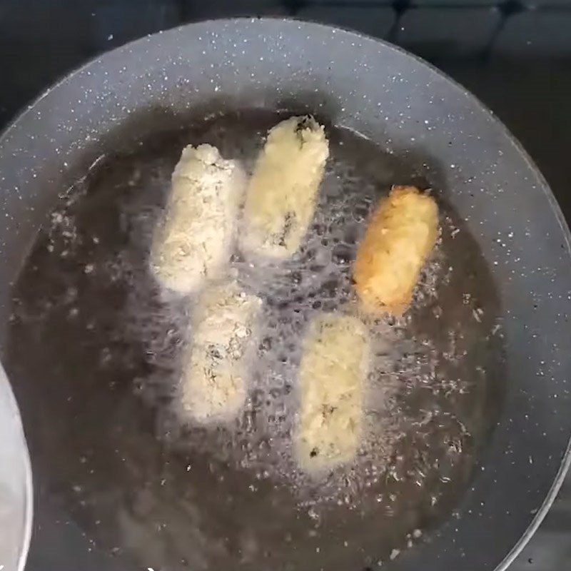 Step 5 Dipping batter and frying seaweed rolls Fried seaweed rolls with vegetarian noodles