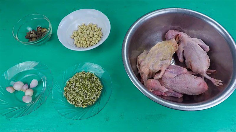 Ingredients for pigeon soup with green beans