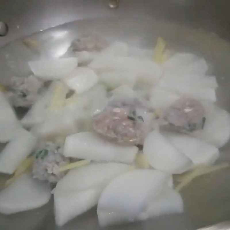 Step 2 Cooking soup Fish cake and radish soup