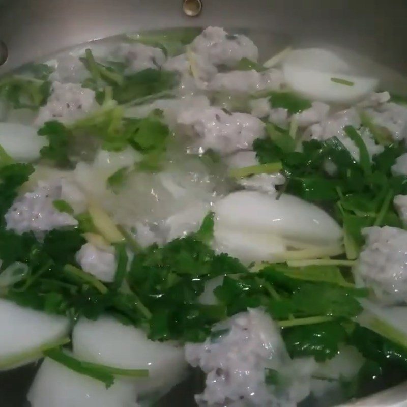 Step 2 Cooking soup Fish cake and radish soup