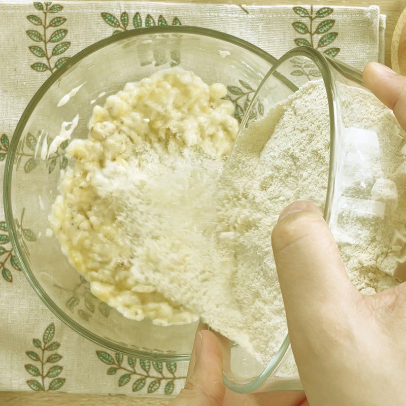 Step 2 Mix the cake batter Banana Strawberry Oatmeal Cake using an air fryer