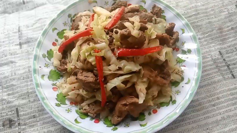 Chicken gizzards stir-fried with cabbage