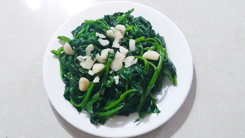 Stir-fried Malabar spinach with garlic