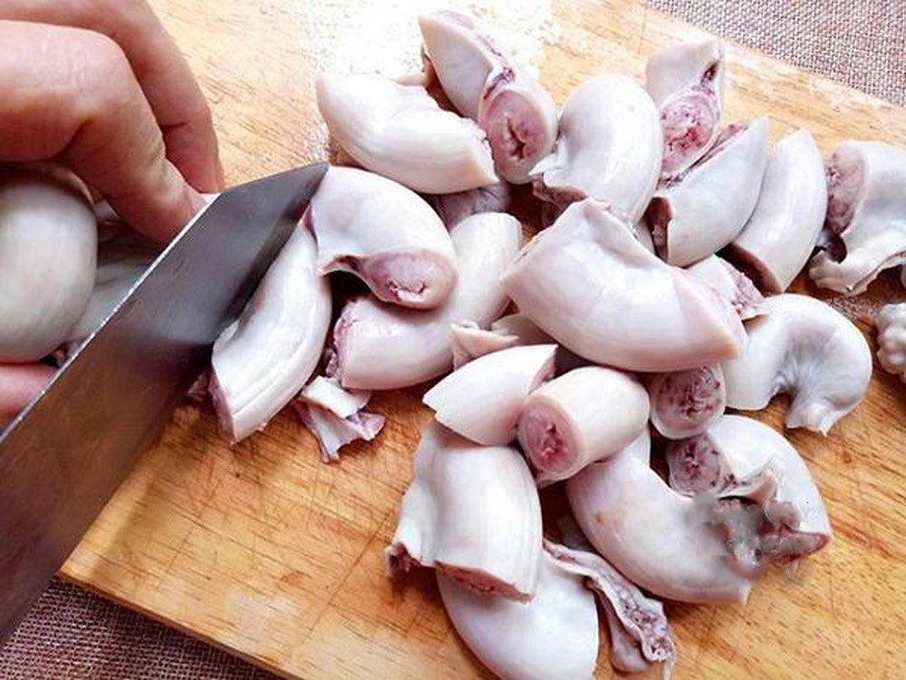 Step 1 Prepare the ingredients for Stir-fried Pork Intestines with Pickled Mustard Greens