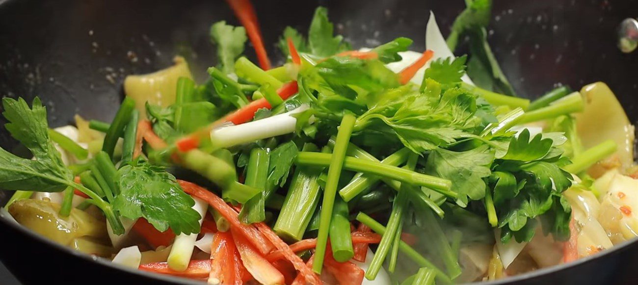 Step 2 Stir-fry the ingredients for Stir-fried Pork Intestines with Pickled Mustard Greens