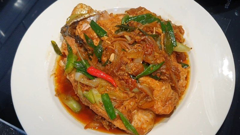 Salmon stewed with ginger