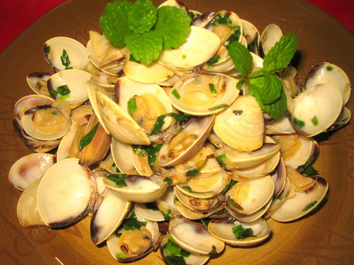 Step 2 Stir-fried clams with garlic and butter Clams stir-fried with garlic and butter