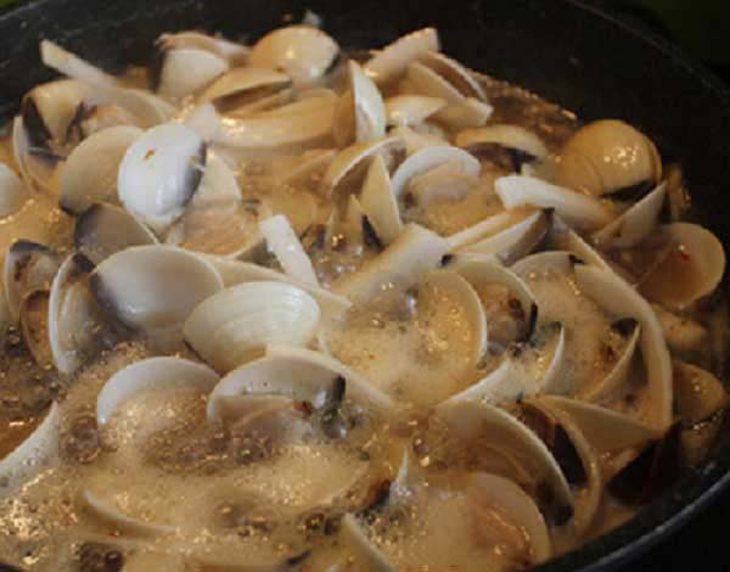 Step 3 Stir-fried clams with tamarind sauce Clams stir-fried sour and sweet