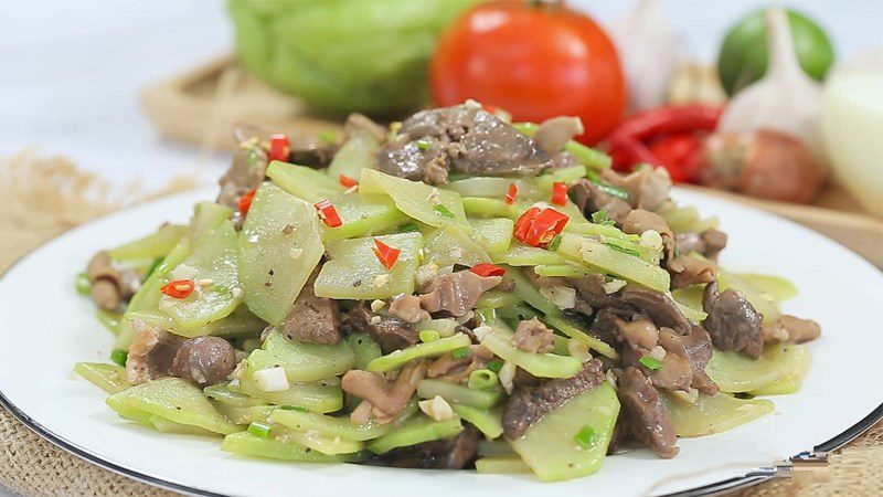 Chicken entrails stir-fried with chayote