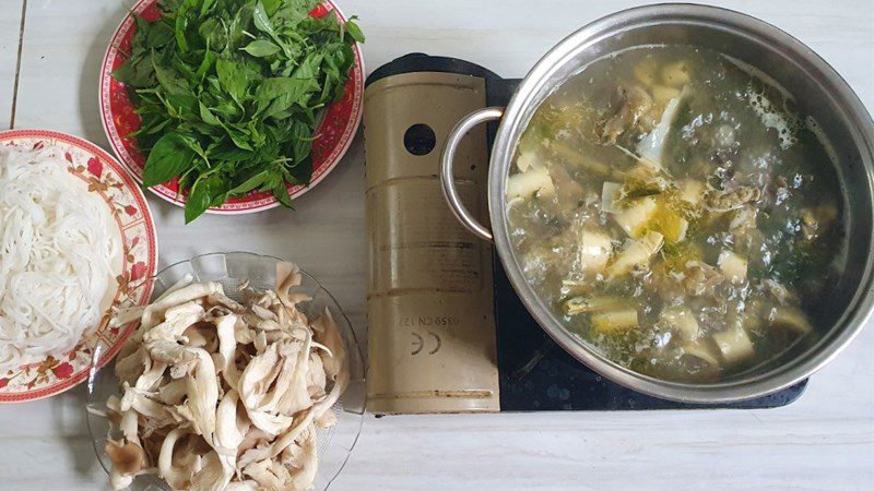 Chicken hotpot with Vietnamese balm leaves