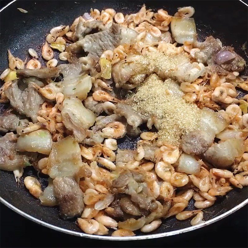 Step 4 Frying shrimp with meat Fried shrimp and meat