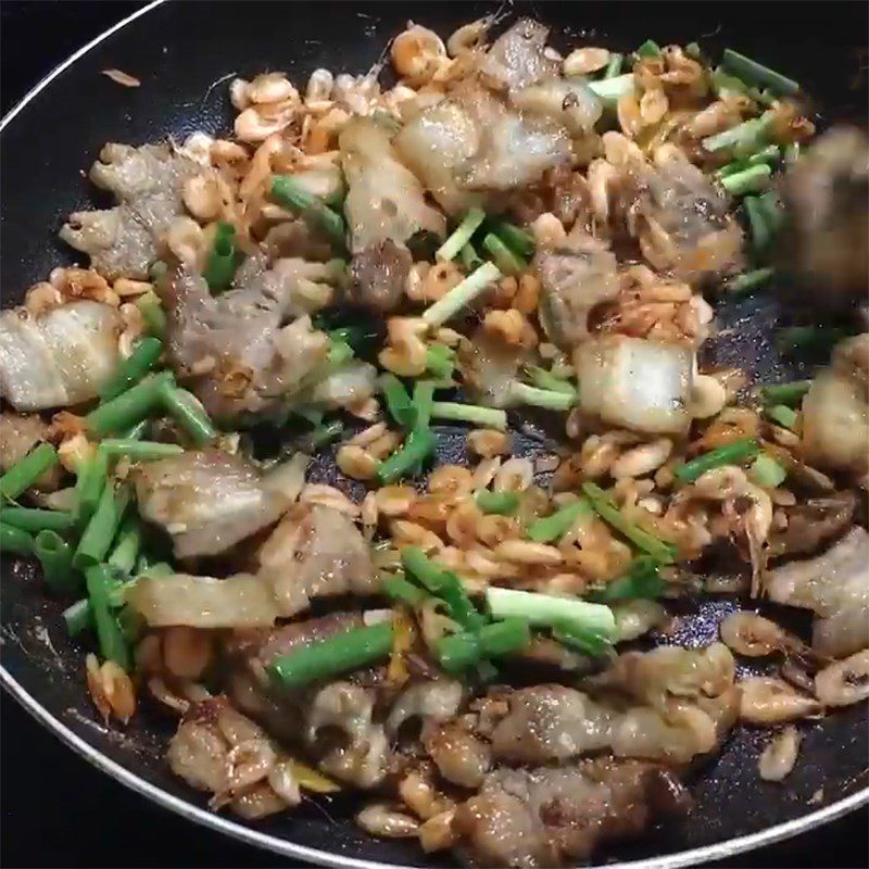 Step 4 Frying shrimp with meat Fried shrimp and meat