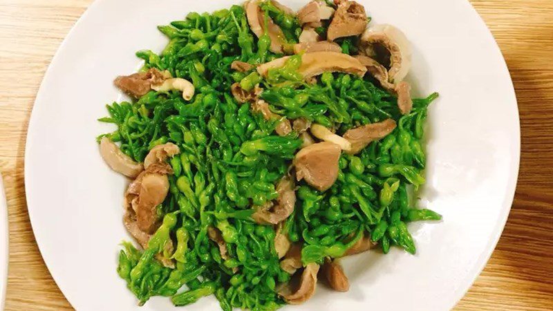 Chicken intestines stir-fried with Thai flower