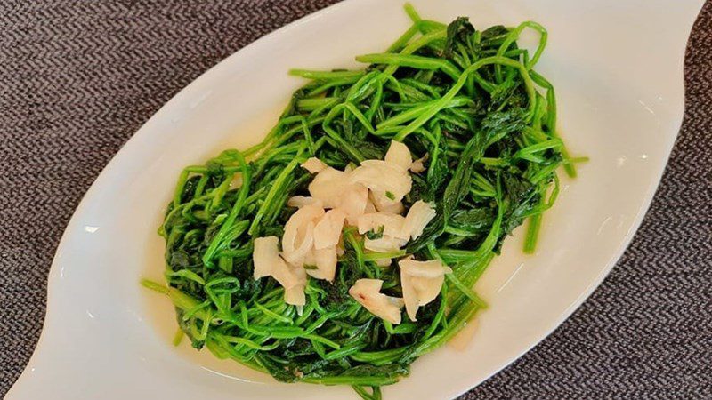 Stir-fried spinach with garlic