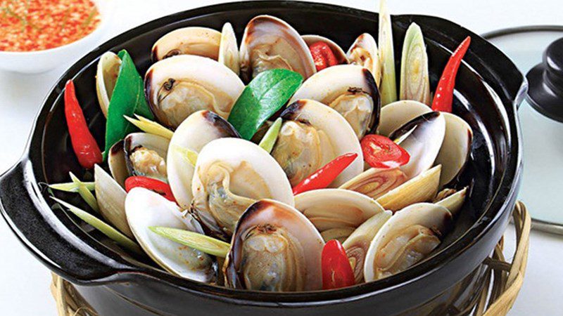 Clams (ngheu) steamed with lemongrass