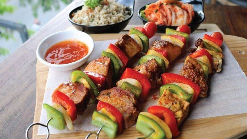 Grilled skewered meat with vegetables