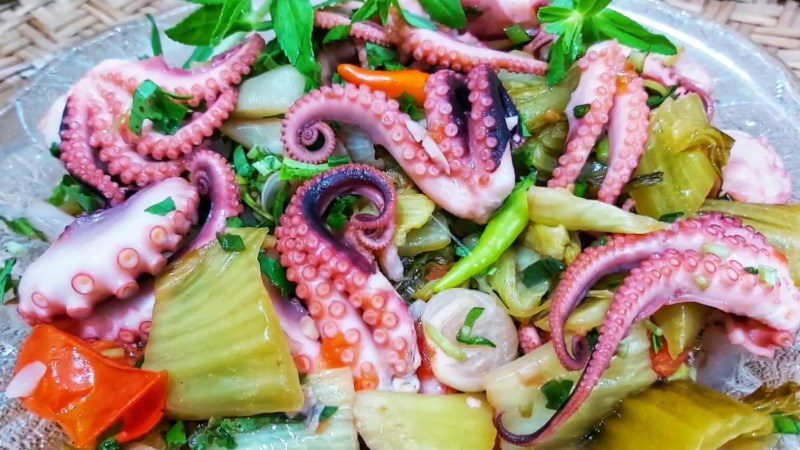 Stir-fried octopus with pickled vegetables