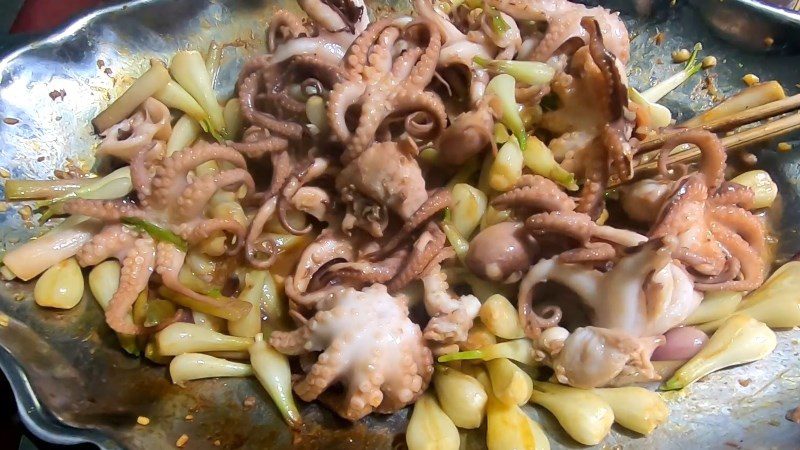 Stir-fried octopus with scallions