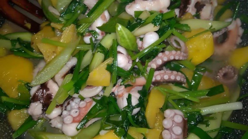 Stir-fried octopus with pineapple