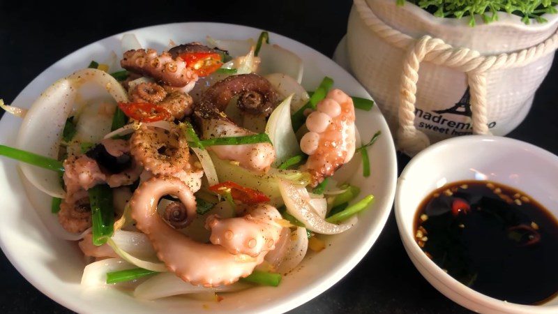 Stir-fried octopus with onion and ginger