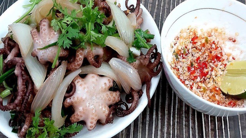 Stir-fried octopus with onions