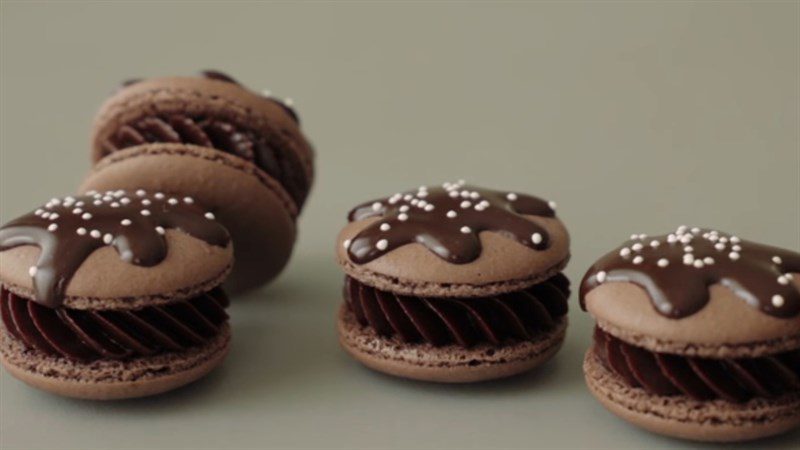 Chocolate macaron