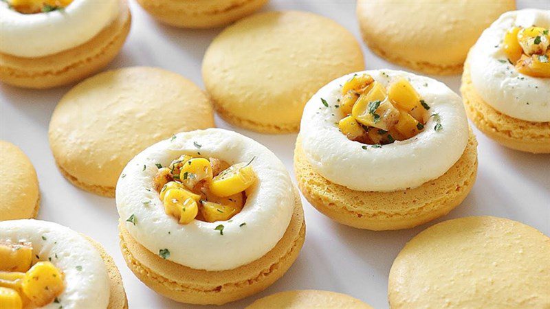 Corn cheese macaron