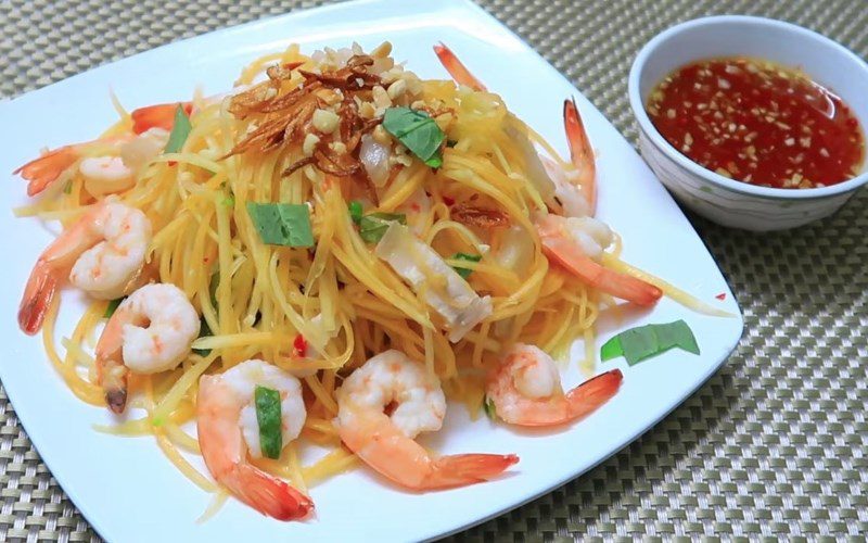 Papaya salad with shrimp and pork