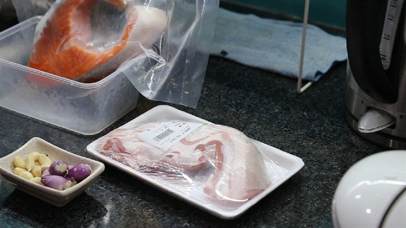 Ingredients for the dish of caramelized salmon and braised fish