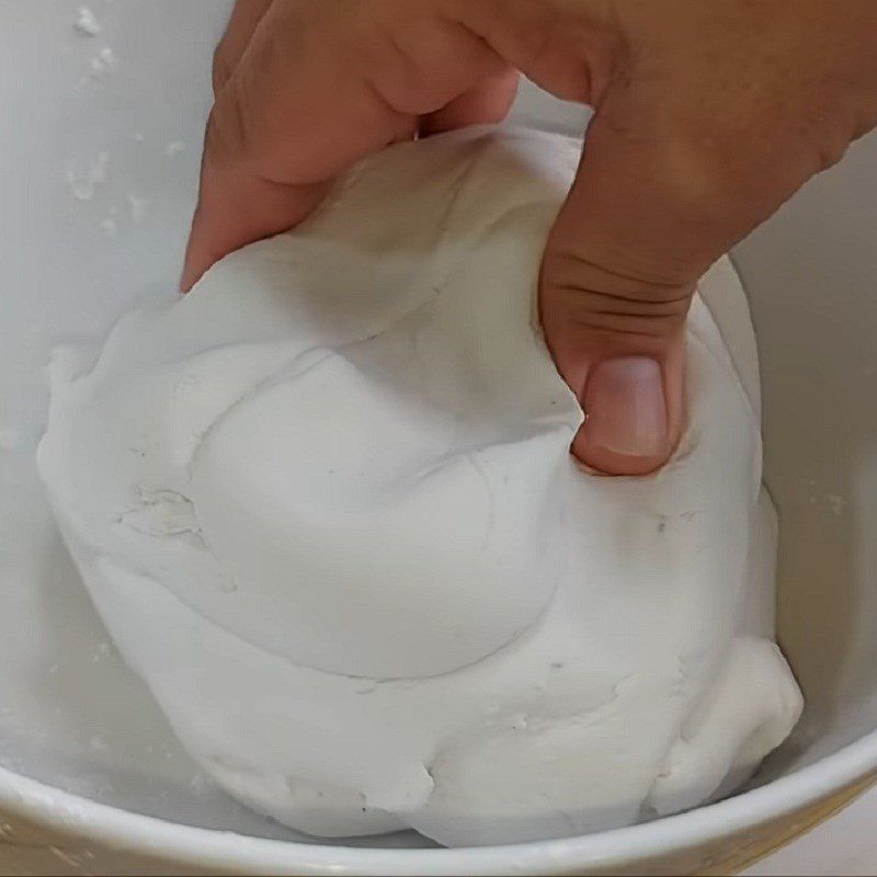 Step 1 Mix and knead the dough for vegetarian cut rice noodle