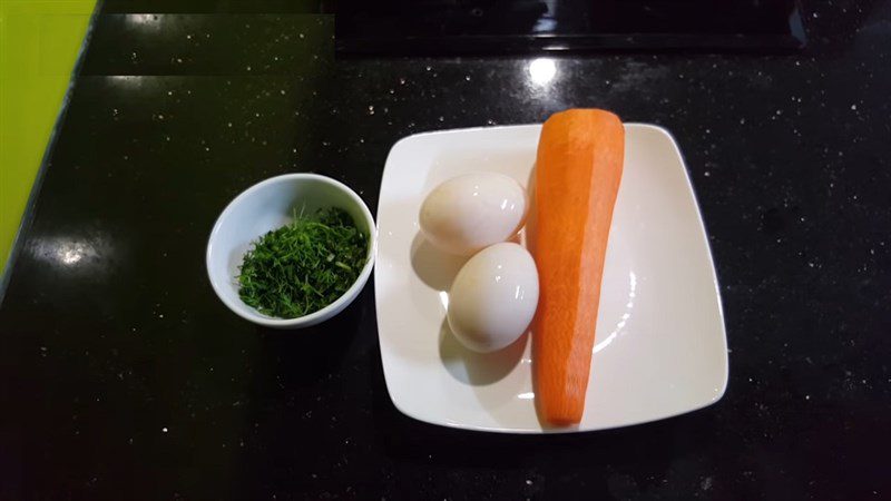 Ingredients for stir-fried carrots with meat and eggs